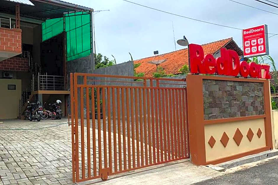 RedDoorz Syariah near Kawasan Simpang Lima Pati