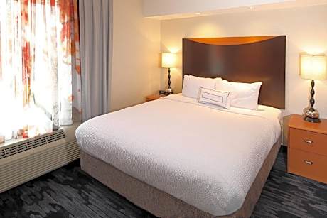 Executive Suite, 1 King, Sofa bed (Mobility &amp; Hearing Accessible w/ Tub)