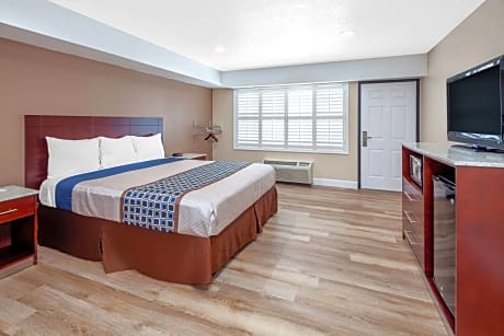 1 King Bed, Mobility/Hearing Impaired Access Room, Roll-In Shower, Non-Smoking