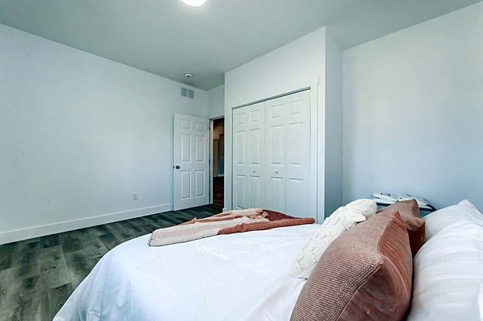 Luxury Lakefront Escape w Games Room