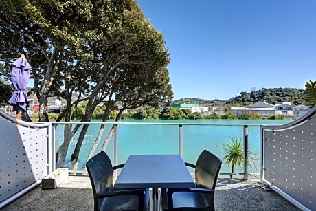 Riverfront Studio with Double Spa