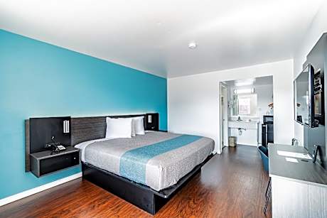 1 King Bed | Mob Acc RI Shwr Nsmk Micfridg