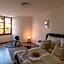 Deluxe Swan Stone Castle Apartment