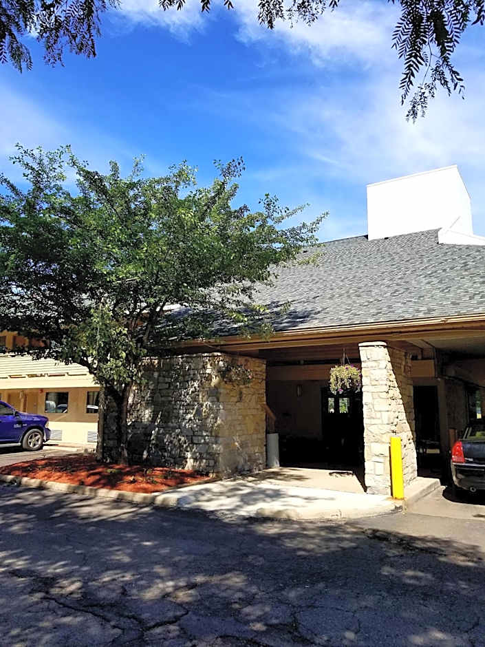 Days Inn & Suites by Wyndham Monroe