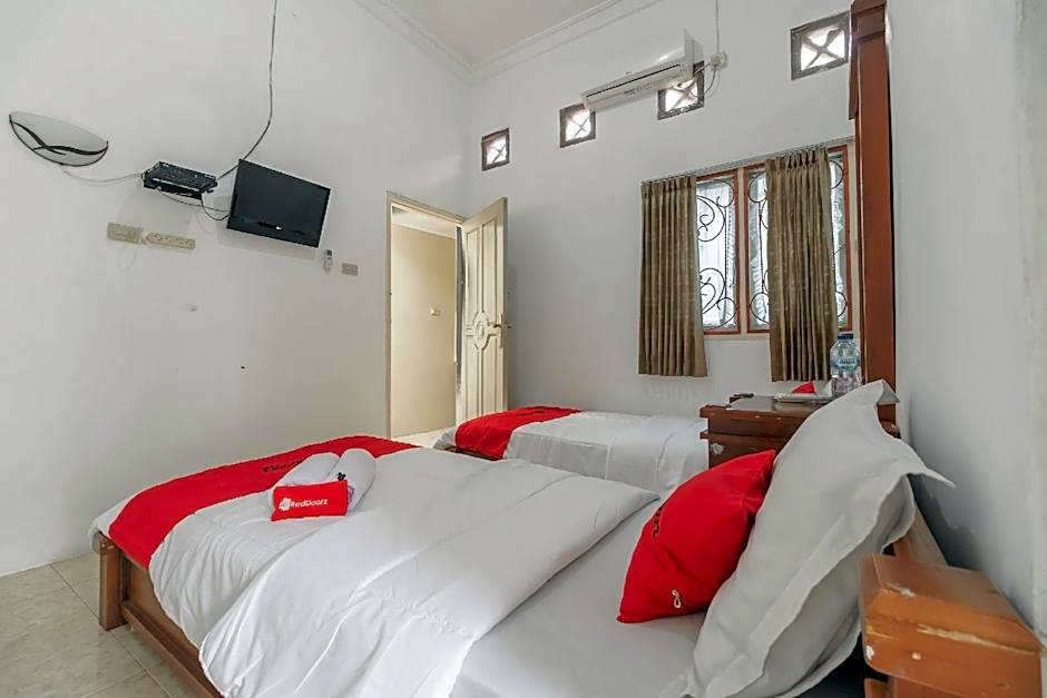 RedDoorz Syariah near Watervang Lubuk Linggau 2