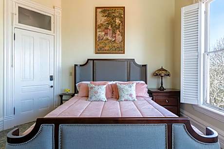 King Room with Shared Bathroom