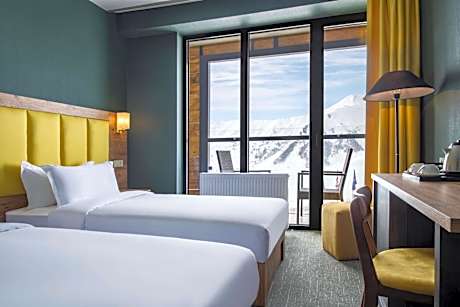 Superior Twin Room with Balcony and Mountain View