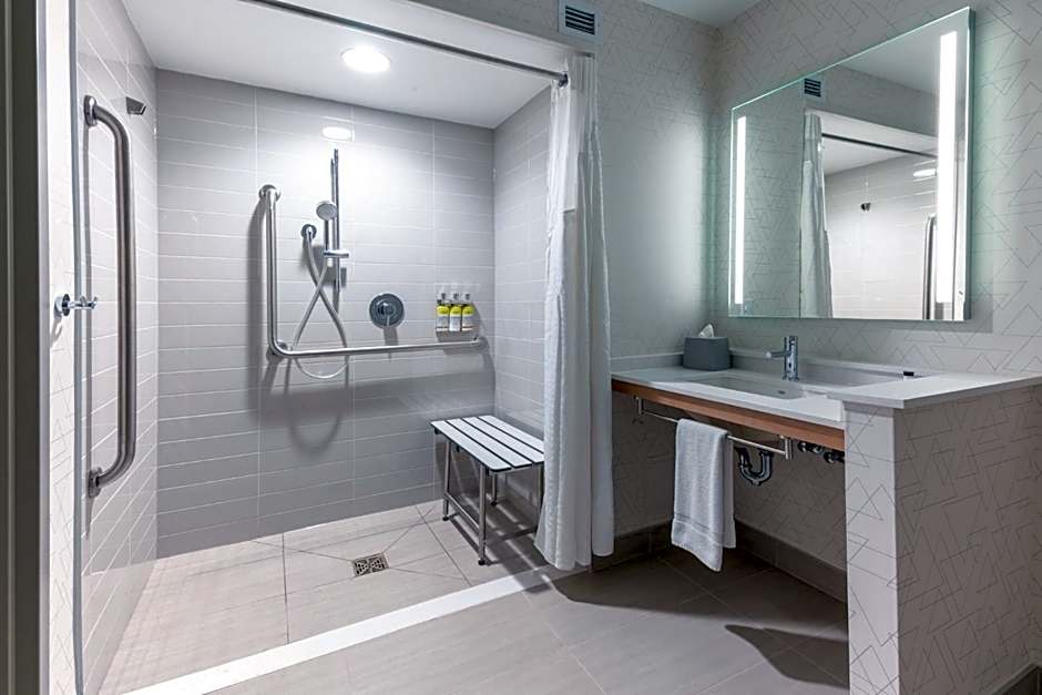 Holiday Inn Express & Suites Vaughan Southwest By IHG