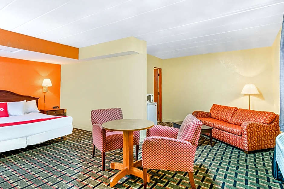 OYO Hotel Downtown Peoria IL I-74