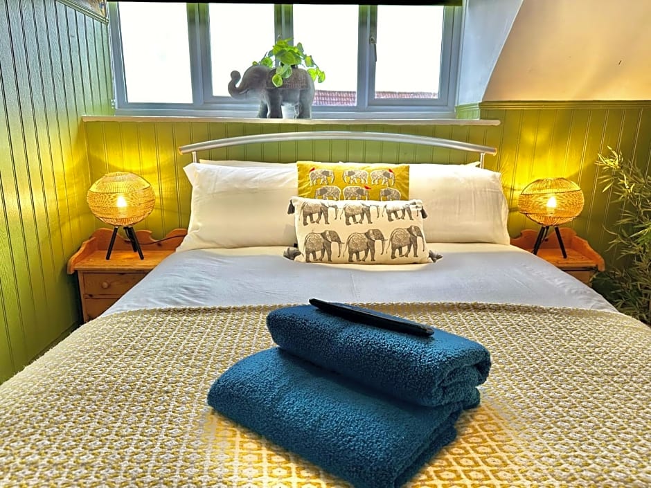 Lemur Lodge - Boutique Apartments - Short Stroll to The Beach