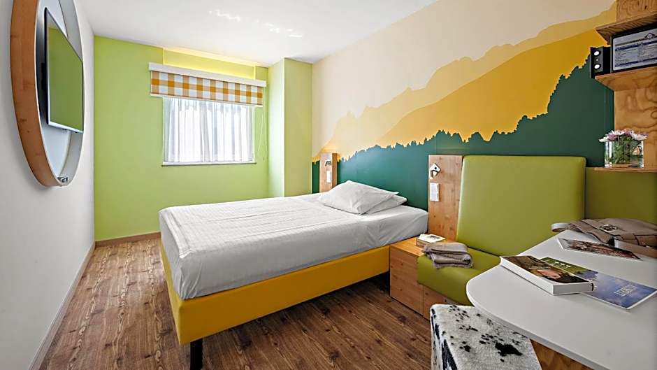 Photo 1 of 5 of Single Room