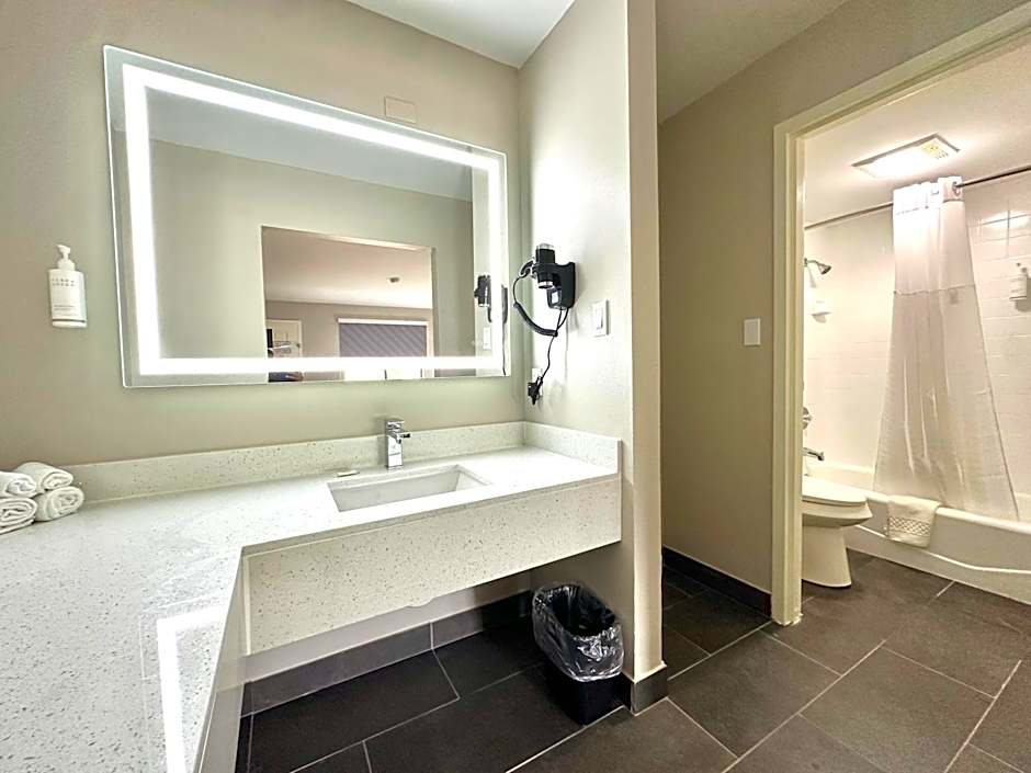 Days Inn & Suites by Wyndham Bossier City - Casino Area