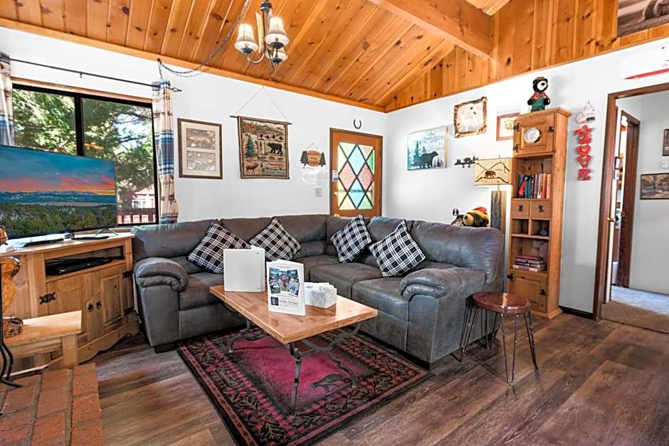 The Cuddle Inn - True feeling of a great cabin! Beautiful and homey! Walking distance to the lake!