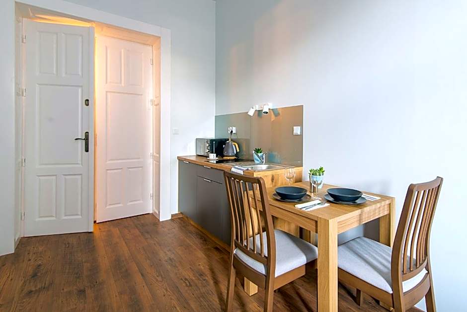 Oak Tree Old Town Apartments