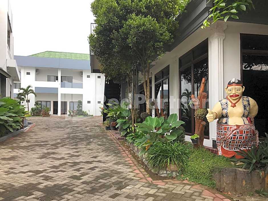 Hotel D88 Mitra RedDoorz near Santera Flower Garden