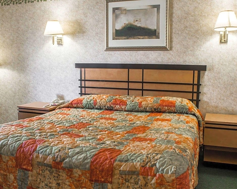 Econo Lodge Inn & Suites Colonie Center Mall