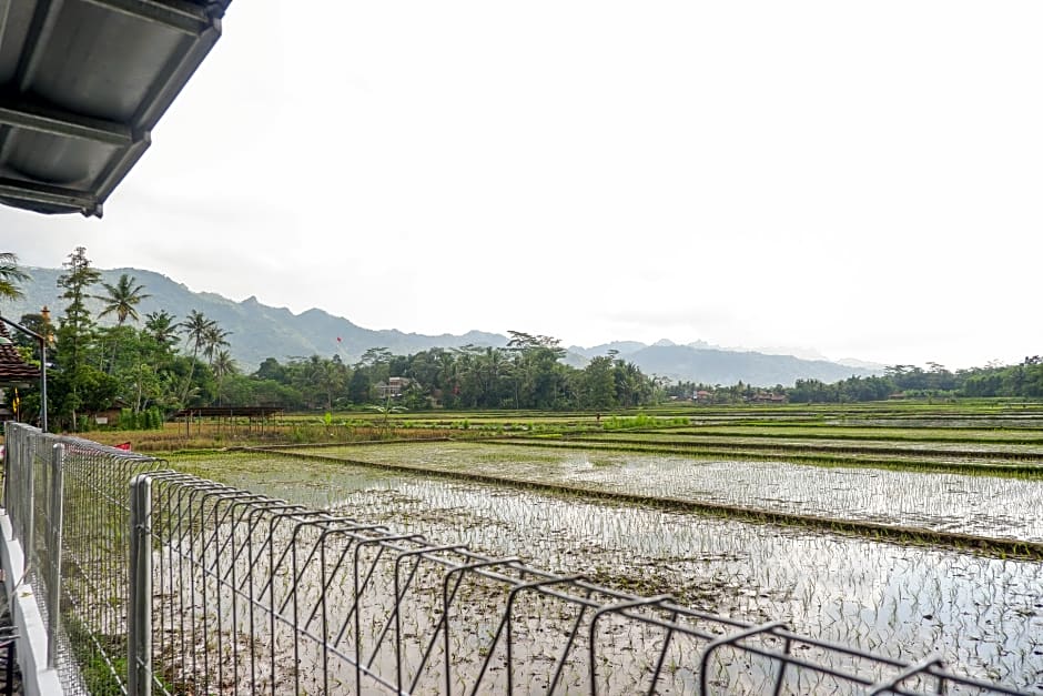 Rajasa Hotel by ZUZU