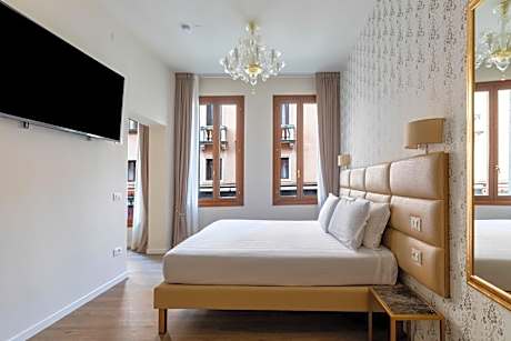 Medium Room - Canal View