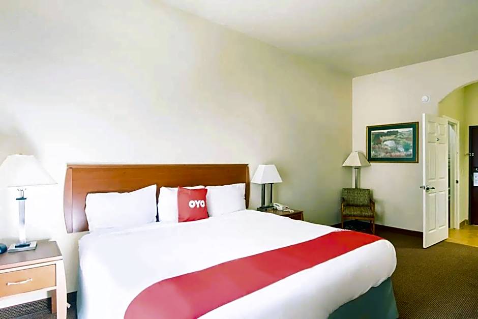 OYO Townhouse Clute Lake Jackson