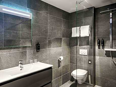 Classic Family Room with Double and Twin Beds