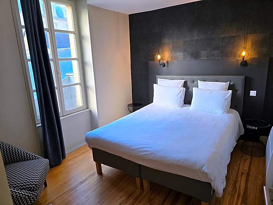 Au Loup Historic Apartments