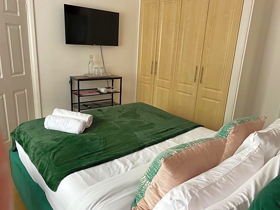 The Lily Pad near Poole Dorset Self contained private entrance and free parking