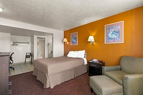 Comfortable Accessible Guest Room With 1 Queen Bed. Smoking Permitted.