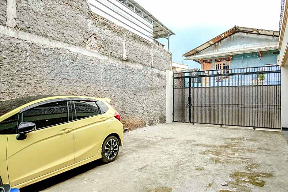 Rudi Rooms near Stasiun Cikarang Mitra RedDoorz