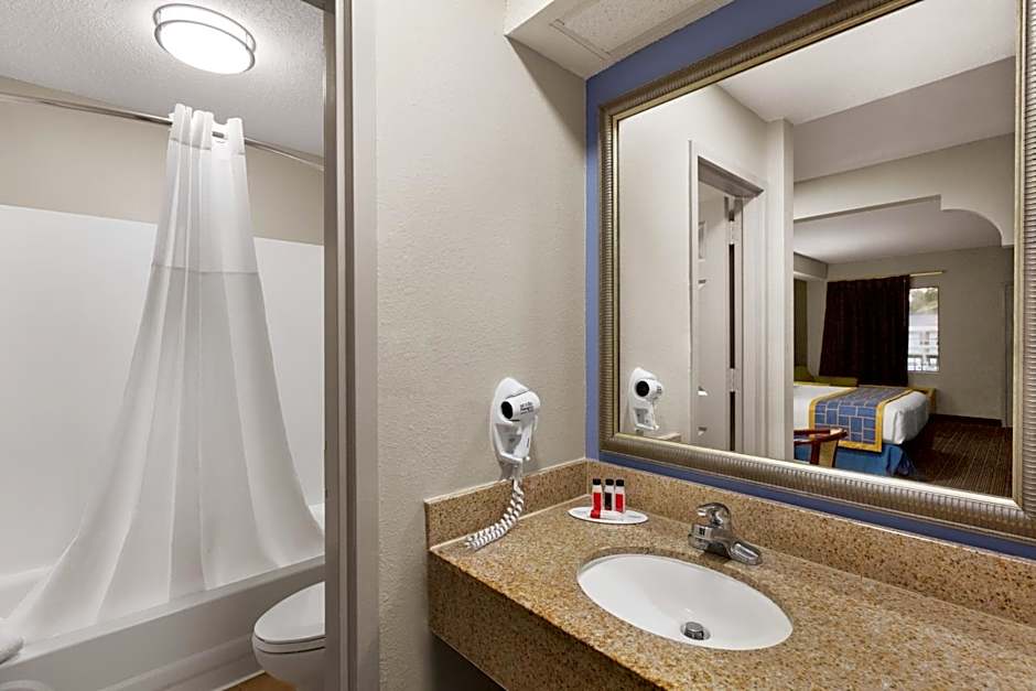 Days Inn & Suites by Wyndham Savannah Midtown