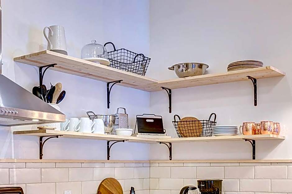 Mountain Retreat, Pool & Hot Tub, BBQ, Patio, King Bed, Sleeps 6!