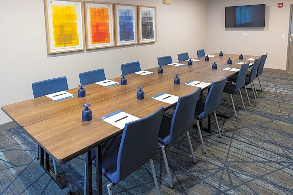 Holiday Inn Express and Suites Wichita Airport By IHG