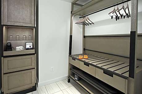 Deluxe Corner King Room