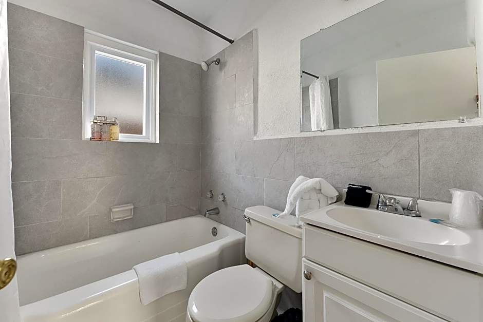 Oceanic Hotel & Barefoot Tiki Bar