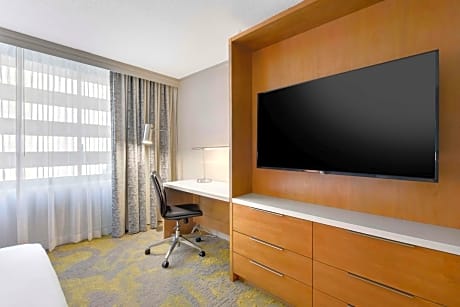  1 QUEEN BED ROOM - 330 SQFT-WIFI-SAFE-MINIFRIDGE - 55 INCH HD TV-COFFEE MAKER -