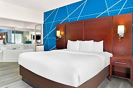 King Whirlpool Suite