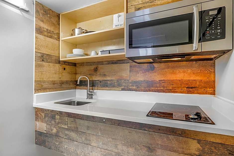 Days Inn by Wyndham Golden