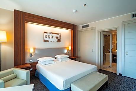 One-Bedroom Spa Suite with King and Sofa Bed - Harbor View