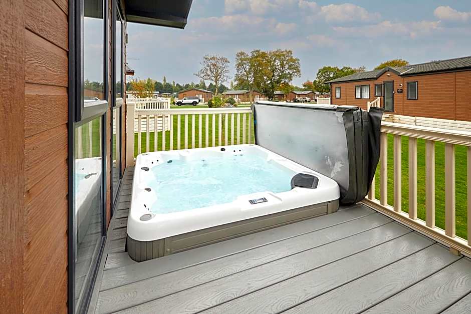 Woodpecker Lodge with Hot Tub