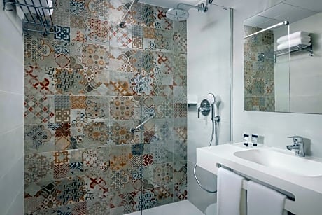 DOUBLE ROOM (1 ADULT)