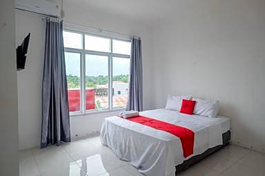 RedDoorz near De La Salle Manado