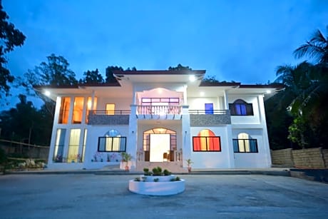 White Summerville Tourist Inn