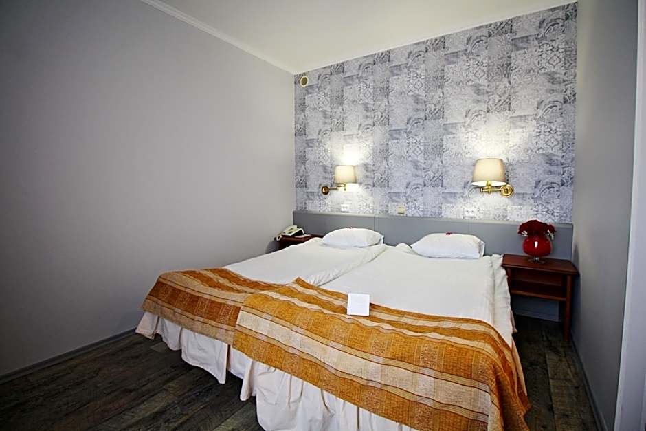 NB hotel with free parking