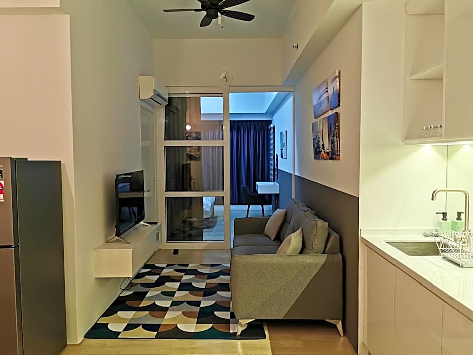 REVO at AURORA PLACE, Pavilion 2, 5 Minutes To AXIATA ARENA BUKIT JALIL FREE WIFI by De Harlequins Guesthouse