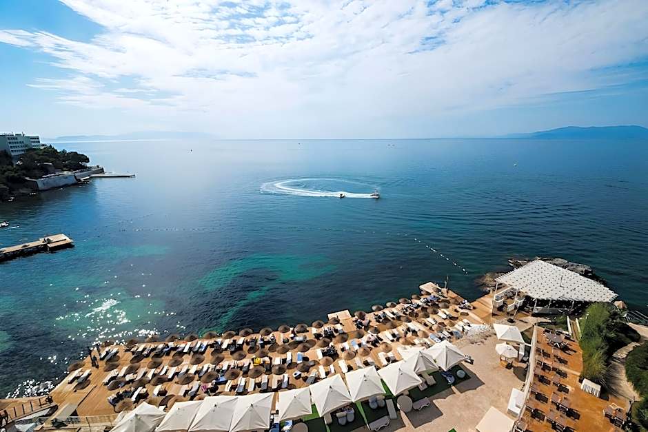 Charisma De Luxe Hotel