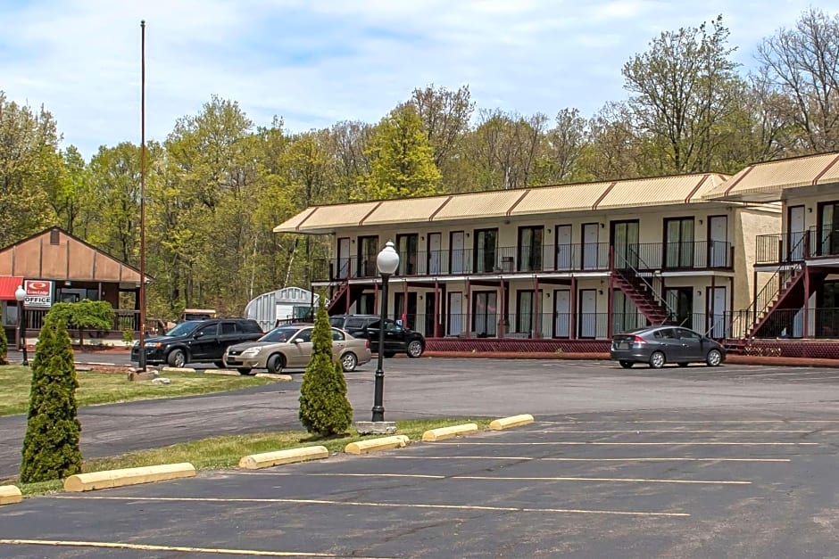 Econo Lodge Inn & Suites near Split Rock and Harmony Lake