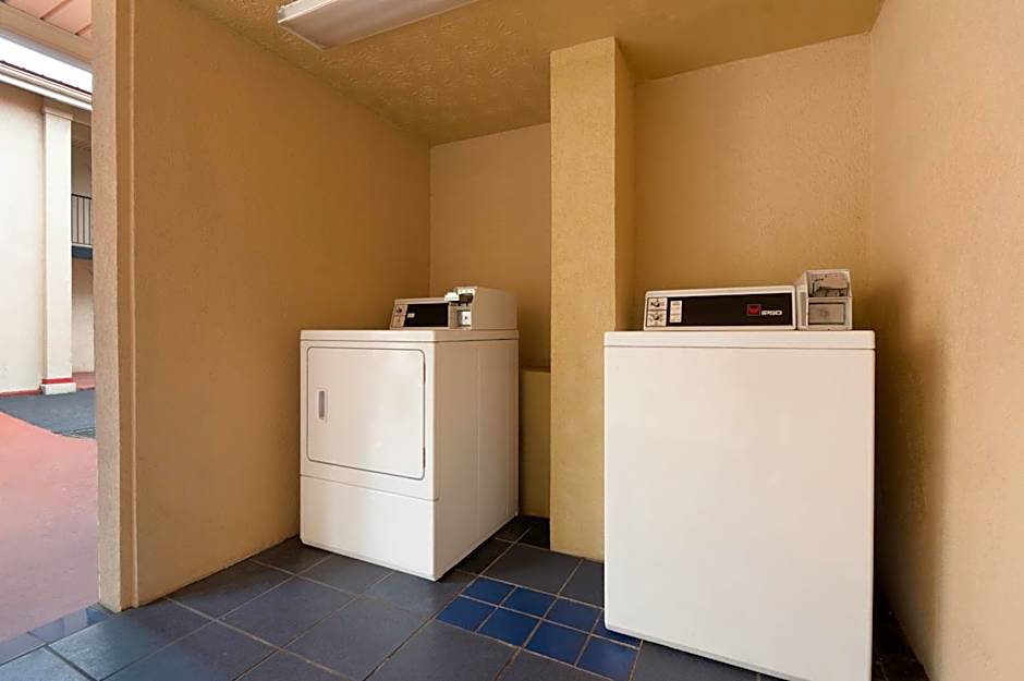 Super 8 By Wyndham Atlanta/Hartsfield Jackson Airport