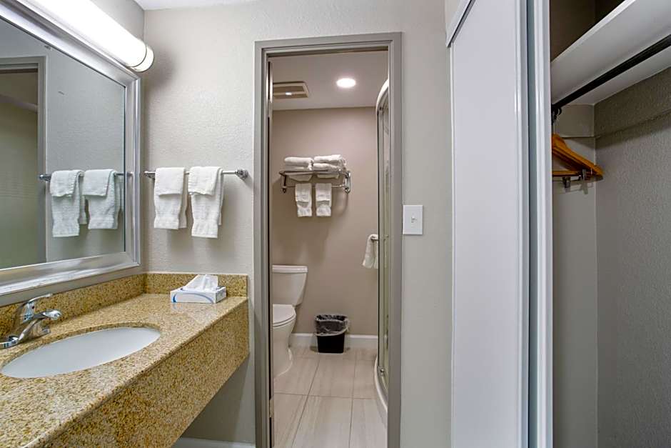 Orangewood Inn & Suites Kansas City Airport