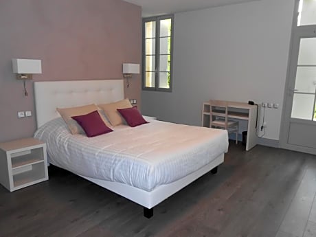 King Room with Roll-In Shower - Disability Access