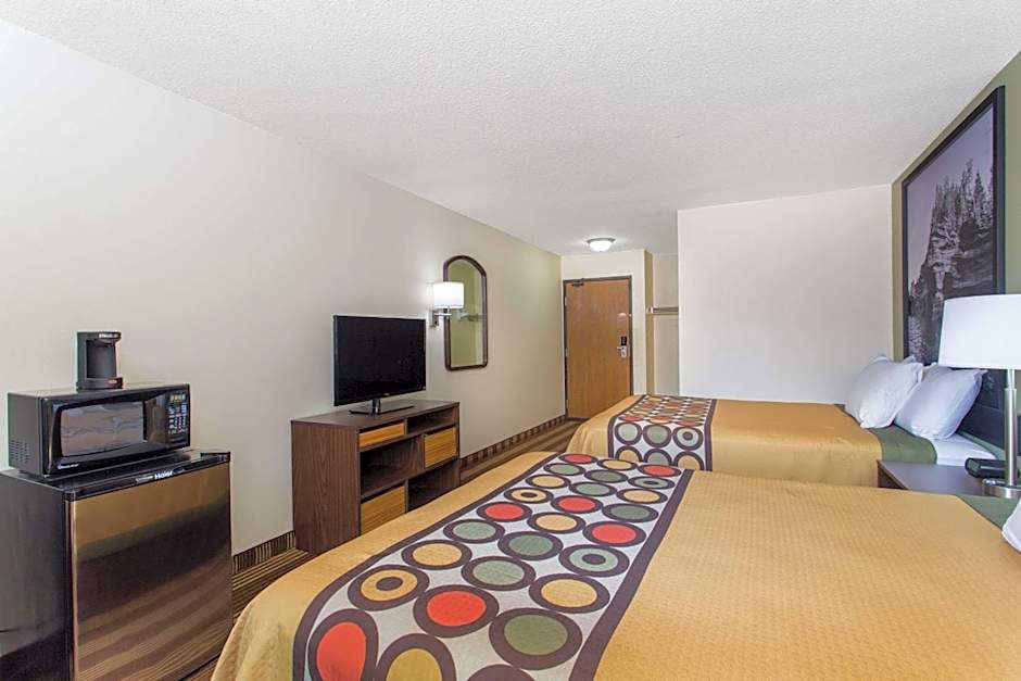 Super 8 by Wyndham Eau Claire I-94