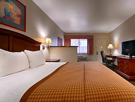 ACCESSIBLE - 1 KING,MOBILITY ACC,COMMASSIST,WALK SHWR,NSMK,FULL BREAKFAST